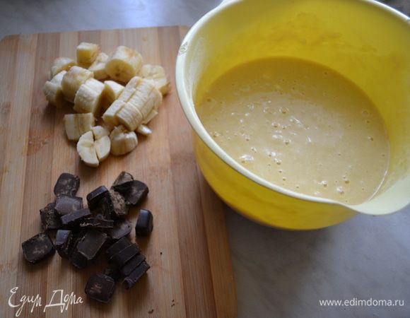 Масло растопить, смешать с сахаром и солью, добавить яйца, затем сметану, перемешать и погасить соду, взбить миксером, и добавить муку, еще раз взбить.
Банан и конфеты порезать.