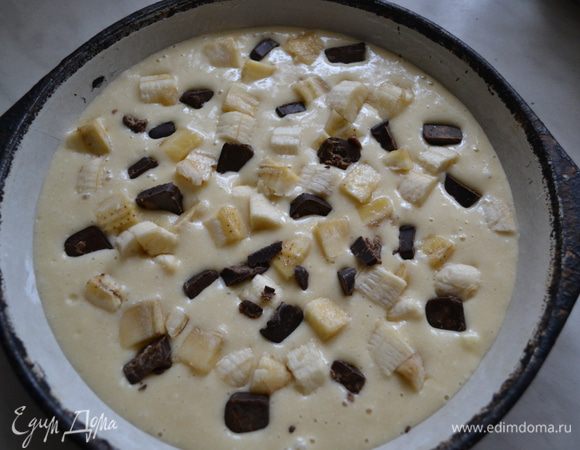 Вылить тесто в форму, и разложить начинку, выпекать при 180 гр 30-40 мин.