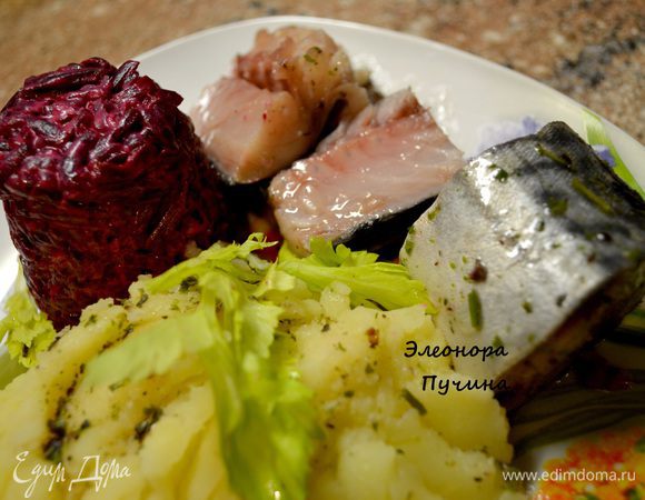 Покупаю скумбрию п/п разрезаю на кусочки,посыпаю душистым чёрным перцем(просто подавите его),укропом,петрушкой,щепотку сах.песка,нарезаем лук кольцами,поливаем подсолнечным ароматным маслом,немного уксуса,всё перемешиваем и оставляем мин.на 3часа.Затем по мере надобности достать готовые кусочки рыбы и кушаем кто с чем любит.В данном случае я подала с картофельным пюре(в пюре добавлено слив.масло,стебли сельдерея мелко порезанные)сверху полить нашим соусом от рыбы)Салат из свеклы:отварить,натереть на тёрке,добавить немного майонеза,под.масла,чеснок.
Очень люблю такую рыбку на вкусный чёрный хлебушек и с чаем)
Пряного посола рыбу ...готовую....но мои любят только когда я её ещё довожу до ума)))
С селёдкой тоже самое делаю