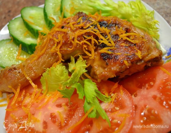 Курицу нарезаем на кусочки пропитываем специями для курицы,обваливаем в муке,обжариваем на сковородке с 2х сторон.Взять 2-3апельсина и катаем их по столу чтоб стали помягче,разрезаем по палам и выдавливаем сок в курицу,тушим до готовности.Подать с овощами и потереть сверху цедру апельсина.Ммммм...)))