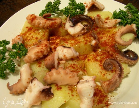 Осьминога нарезаем средними кусочками, выкладываем сверху, присыпаем солью и паприкой. И подаем, хорошо подходит к вину. Приятного аппетита)) 
