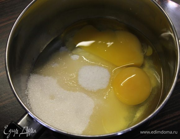 Смешать хорошо в сотейнике яйца, крахмал и сахар...