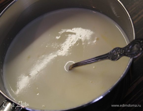 Добавьте полстакана молока и еще раз хорошо перемешайте,затем добавьте остальное молоко и поставьте на сильный огонь...