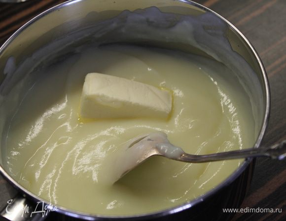 Добавьте масло и ванилин, размешайте...Крем остудить. При этом он еще загустеет.