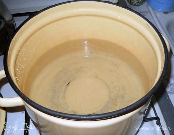 Сперва надо приготовить замену пароварки. Для этого возьмем большую кастрюлю примерно на 5 литров, заполним ее водой примерно на 2/3 объёма.