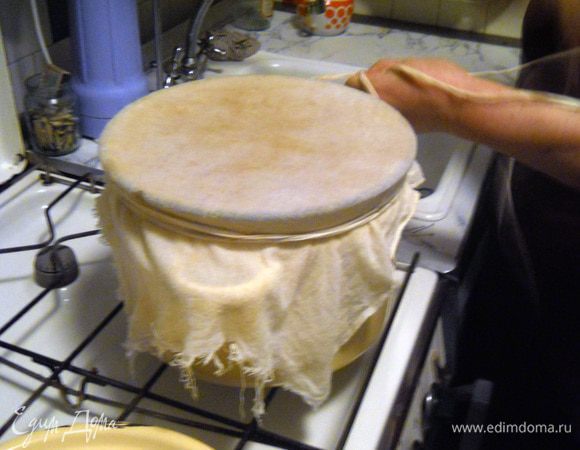 Очень аккуратно обвязываем марлю по краю кастрюли крепкой веревкой (типа бельевой).