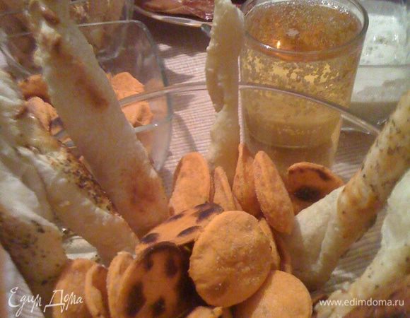 Готовим томатно-базиликовый крекер: просеять муку, добавить масло, сделать крошку. Добавить базилик, томатную пасту и перец и достаточно воды, чтобы замесить тугое тесто, вымесить тесто, накрыть и поставить в холодильник на 30 минут.	 
Разогреть духовку до 180°С. Раскатать тесто приблизительно до толщины 4 мм и вырезать произвольно печенье (можно квадраты, а можно как у меня кружочки). Разместить на противне, предварительно смазанном.Смазать желтком, посыпать солью и выпекать 15-20 минут до золотистого цвета.	 
