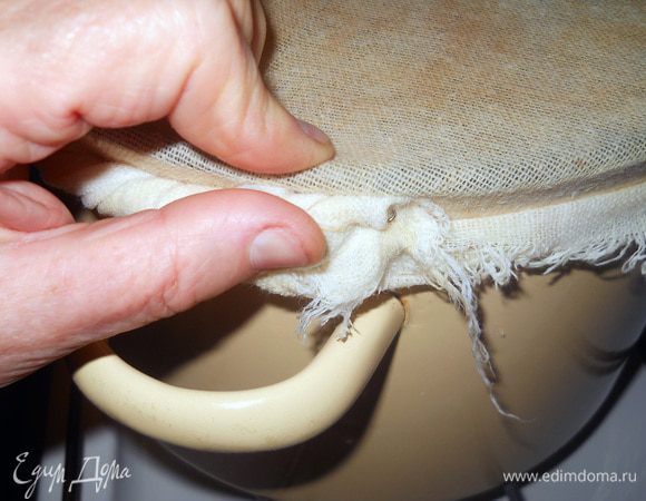 Края марли тщательно подбираем вверх к краю кастрюли и закрепляем за натянутый шнурок, чтобы они не могли загореться от огня или раскаленной конфорки плиты.