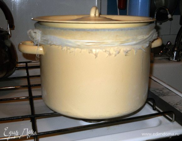 Пароварка готова. Должно получиться примерно вот так. Теперь можно накрыть кастрюлю крышкой и поджечь огонь. А сами приступаем к приготовлению самих вареников.