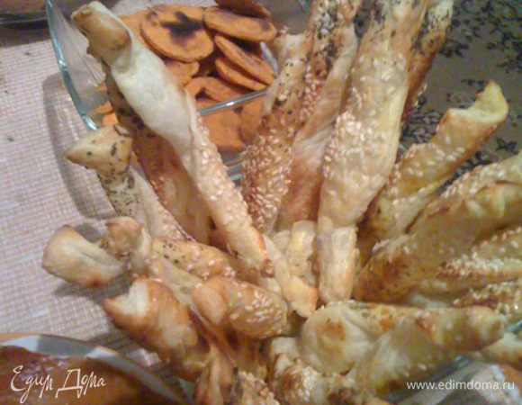 Готовим слоеные спиральки: тонко раскатываем слоеное тесто, смазываем яйцом, поочередно, сверху вниз полосой выкладываем на наше тесто сухой мак, кунжут, травки, подсолнечные семечки, паприку.	 
Нарезаем тесто вдоль на полоски толщиной где-то 2-3 см.	 
Скручиваем полоски в спиральки с переносим на противень, застеленный пергаментом. Выпекаем при температуре 220 гр. примерно 10 минут.	 
