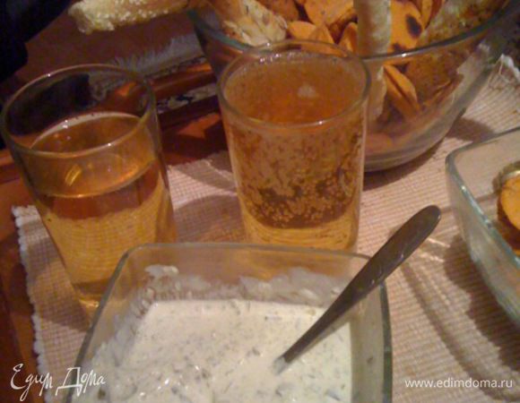 Огурец порезать мелкими-мелкими кубиками (можете натереть на терке)… Добавить в сметану. 
Растереть с солью чеснок добавить в сметану с огурцом. Оливковое масло влить в последнюю очередь и хорошо перемешать. Добавить очень мелко порезанные маслины. Соусу также дать настояться на менее 2 часов.
