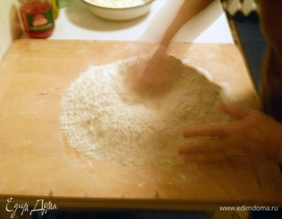 Делаем углубление в верхушке этой кучки. Должна получиться вот такая воронка.