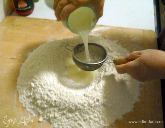 Аккуратно вливаем сыровотку.