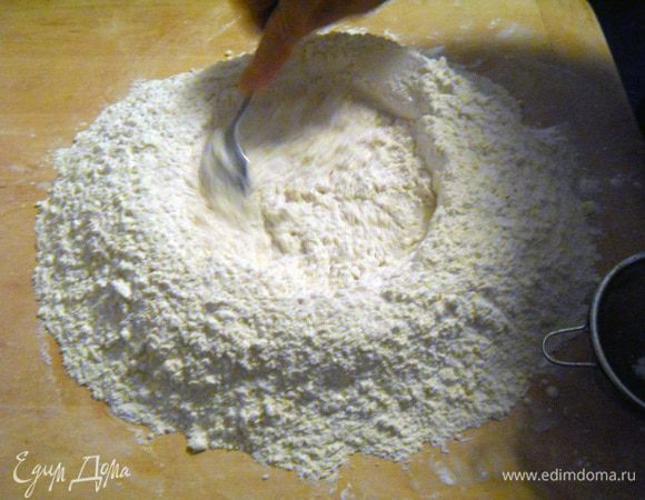 Перемешиваем ее с мукой.