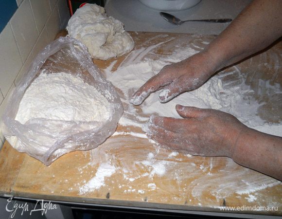 Соскребаем с доски прилипшее тесто