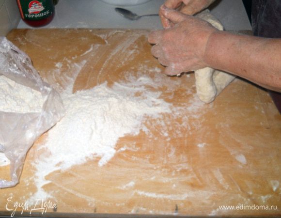 Оставшееся в сите тесто добавляем к основной массе теста.