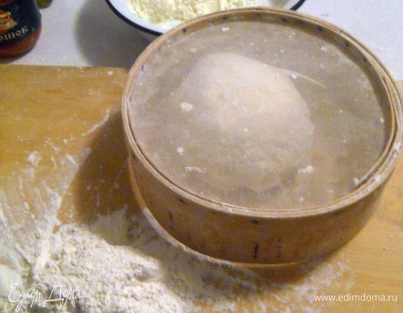 Накрываем тесто и даем ему постоять минут 5.