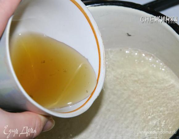 В кастрюльку или сотейник наливаем воду, ставим на огонь и доводим до кипения, растворяем сахар и добавляем мятный сироп.