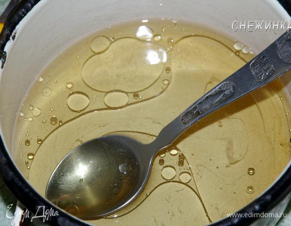 Добавляем подсолнечное масло и соду в остывший сироп, хорошо перемешиваем.