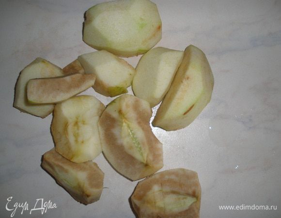 Яблоки очисить от кожуры, вырезать сердцевину и натереть на терке. Я измельчила в блендере - так и быстрее и безопаснее для пальцев