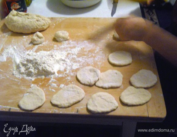 После этого раскатываем тесто на плоские кружочки.