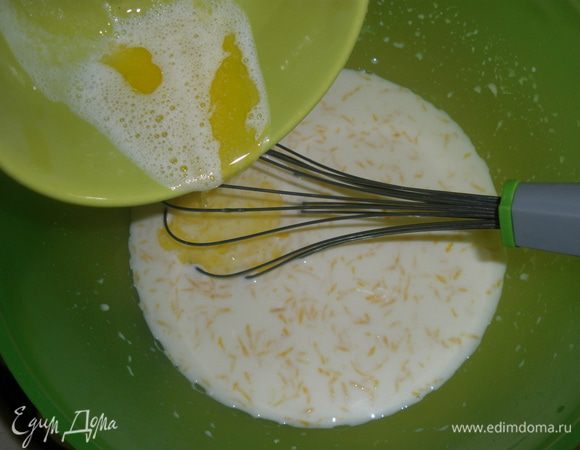 Добавить в эту смесь лимонную цедру. Ввести погашенную лимонным соком соду.Влить сливочное масло.