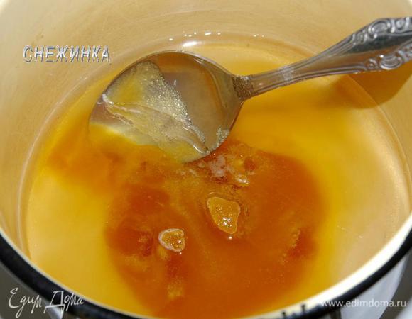 Воду наливаем в кастрюльку или сотейник,  добавляем сахар и мед. Ставим на огонь и нагреваем до 170С. Я дала покипеть пару минут. 