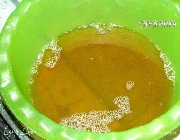 Снимаем пену. Процеживаем сироп в миску. Даем немного остыть, он должен остаться горячим (80С).