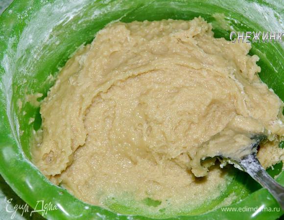 Теперь быстро добавляем 300 г. муки и замешиваем тесто.