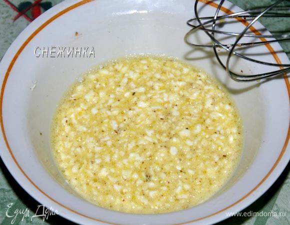 В отдельной миске смешиваем яйца, размягченное масло, соду и пряности. 