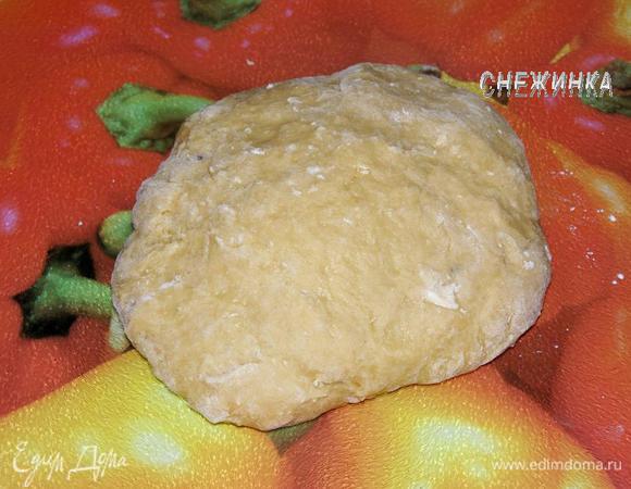 Добавляем к тесту и вымешиваем его руками, постоянно подсыпая муку. Оно должно быть мягким.