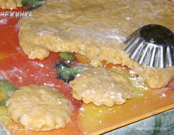 На присыпанной мукой поверхности раскатываем тесто в пласт не слишком тонко. Вырезаем формочкой фигурки (у меня формочка для кекса) или нарезаем произвольно. Формочку постоянно опускаем в муку, чтобы тесто к ней не прилипало.