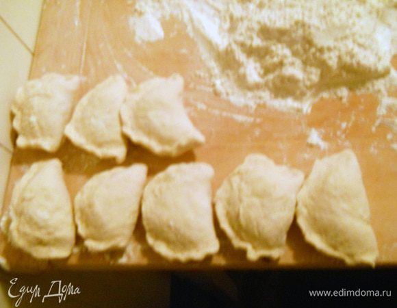 Складываем слепленные вареники отдельно на доске.
