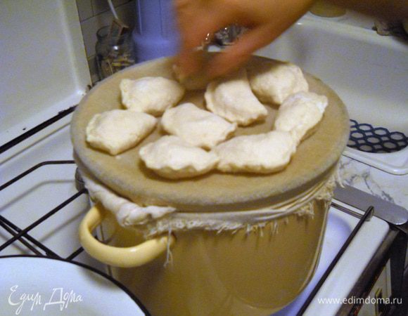 Когда наберется достаточное количество - укладываем их на марлю нашей импровизированной пароварки. Вода в кастрюле к этому моменту должна хорошо кипеть.