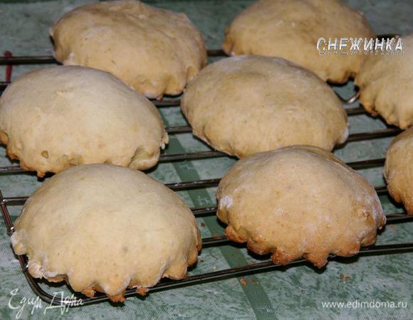 Они хорошо поднимаются и немного темнеют сверху. Перекладываем на решетку до полного остывания.