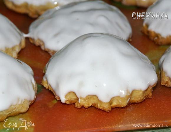 Даем глазури остыть. При помощи кисточки покрываем пряники глазурью. Оставляем подсохнуть.