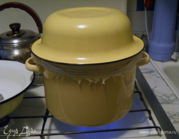 Накрываем перевернутой миской, подходящего размера и парим вареники 5 минут. Этим временем готовим следующую партию вареников из теста.