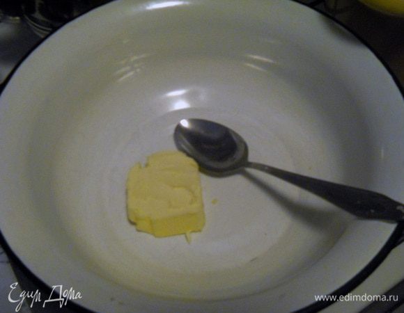 Перед тем как выкладывать готовые вареники с нашей пароварки в миску, не забудьте положить на дно миски кусочек сливочного масла.