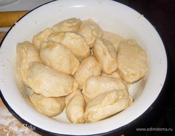 Выкладываем вареники в миску, перемешиваем с маслом. 
Всё! Вареники готовы.