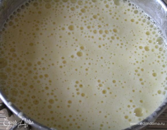 Взбить до значительного увеличения и побеления массы.