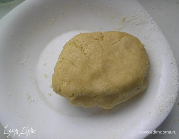 Добавляем несколько ложек холодной воды и замешиваем мягкое тесто.