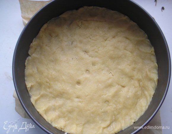 Тесто ставим на 1 час в холодильник. Затем раскатываем его в форму. На дно лучше всего поставить бумагу для выпечки.