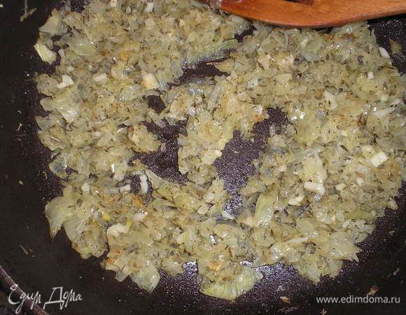 Тем временем готовим начинку: лук мелко режем, поджариваем на оливковом масле до прозрачности, добавляем давленый чеснок, 1 ст.ложку тимьяна(сухого), и несколько минут протушиваем вместе, солим, перчим.