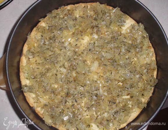 На испеченную основу выкладываем лук с чесноком и тимьяном.