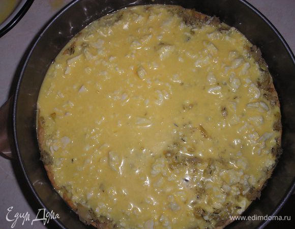 Заливаем сметанно-сырно - яичной заливкой.