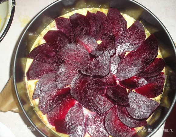 И сверху веером акуратно выкладываем дольки свеклы.