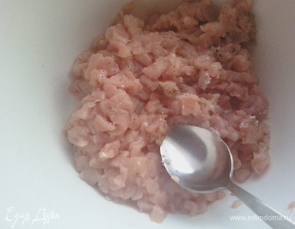 Куриное филе нарезать маленькими кусочками, посолить, поперчить, добавить майонез, смешать и оставить на полчаса.