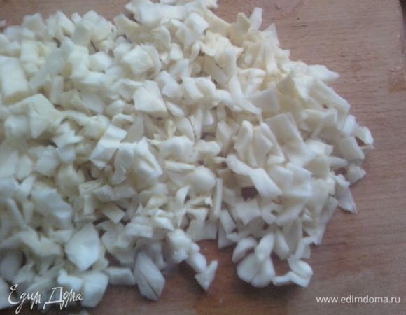 Капусту порезать кубиками.