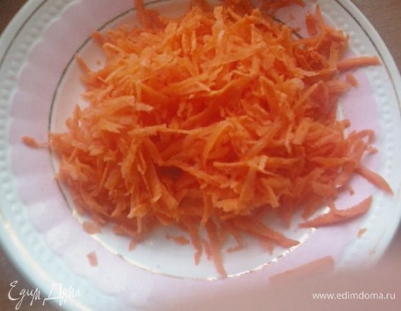 Морковь натереть на крупной терке.
