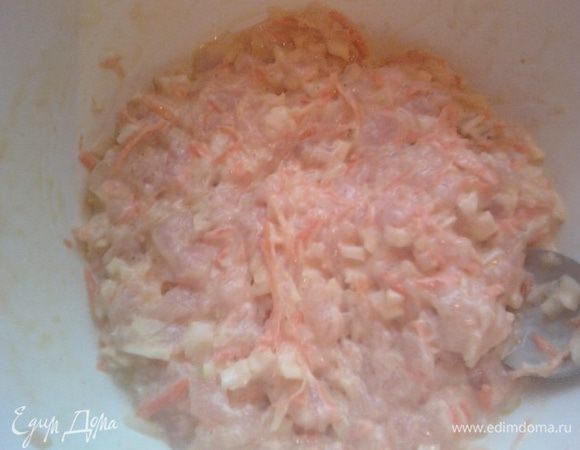 Филе смешать с овощами. По рецепту еще было 2 ст.л. зелени, но я не добавлял. Добавить яйца, муку и хорошо все перемешать. На сковороду с разогретым маслом выкладывать столовой ложкой и жарить с двух сторон до готовности, до образования румяной корочки.